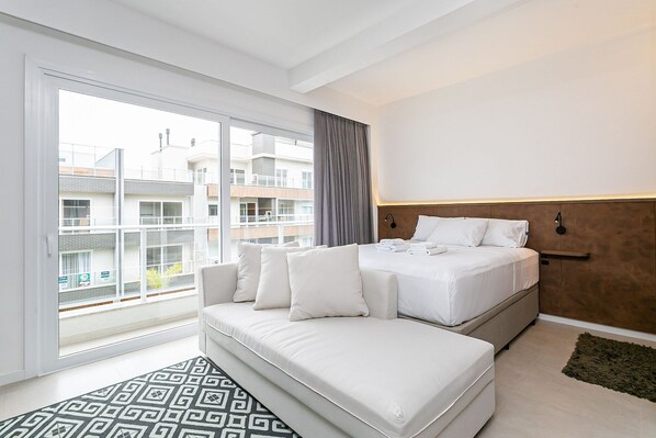 Silitysrauta/-lauta, Wi-Fi, vuodevaatteet