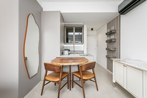 Refrigerador, microondas, horno y cafetera y tetera 