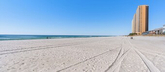 Beachside Family Condo With Pool & Beach Access!
