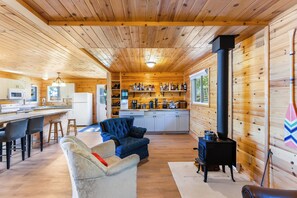 Bar (on property) - Private cottage that fits multiple families!  Quiet lake, hot tub, sauna & beach (Greater Sudbury)