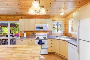 Fridge, microwave, oven, stovetop - Private cottage that fits multiple families!  Quiet lake, hot tub, sauna & beach (Greater Sudbury)
