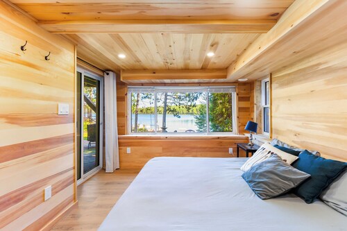 Private cottage that fits multiple families!  Quiet lake, hot tub, sauna & beach