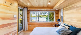 Private cottage that fits multiple families!  Quiet lake, hot tub, sauna & beach