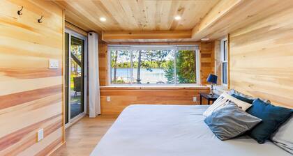 Private cottage that fits multiple families! Quiet lake, hot tub, sauna & beach