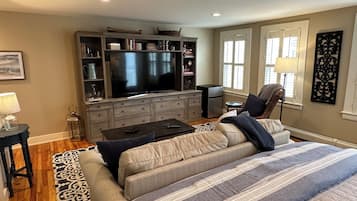 Luxury Room | Iron/ironing board, free WiFi