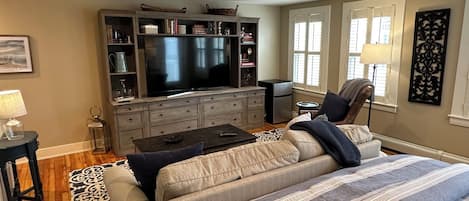 Luxury Room | Iron/ironing board, free WiFi