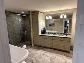 Chambre luxueuse | Salle de bain | Séchoir à cheveux, serviettes fournies, savon, shampooing