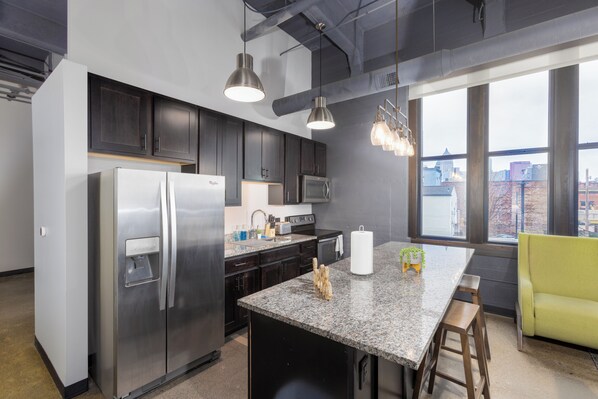 Kjøleskap, mikrobølgeovn, ovn og kokeplater