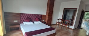Deluxe-Einzelzimmer, Bergblick | Schreibtisch, laptopgeeigneter Arbeitsplatz, Bügeleisen/Bügelbrett
