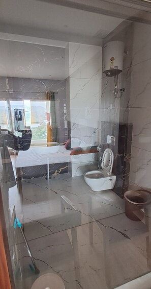 Dusche, Hausschuhe, Handtücher, Seife