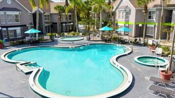 Alberca al aire libre y alberca climatizada