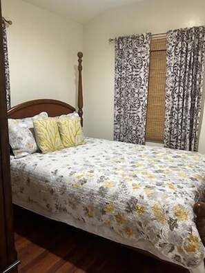 1 bedroom, iron/ironing board, free WiFi, bed sheets - COZY GUESTHOUSE NEAR LAX AIRPORT AND THE BEAUTIFUL BEACHES (Hawthorne)