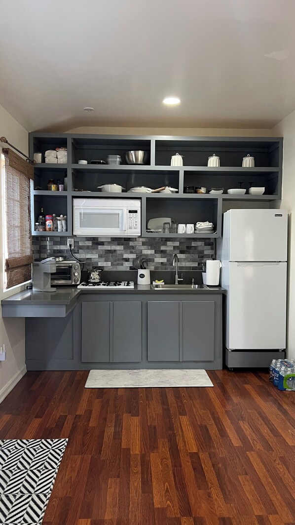 Fridge, microwave, stovetop, coffee/tea maker - COZY GUESTHOUSE NEAR LAX AIRPORT AND THE BEAUTIFUL BEACHES (Hawthorne)