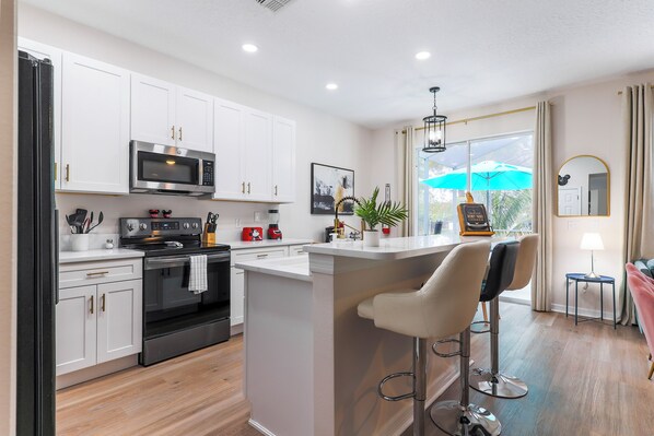 Fridge, microwave, oven, stovetop - The Citrus Splash | Family-Friendly Retreat Near Disney & Universal w/ Pool, Spa & Game Room (Davenport)