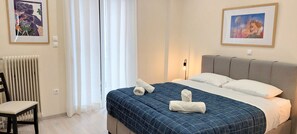 2 bedrooms, desk, iron/ironing board, travel crib - Beautiful apartment in Acropolis (Athina)