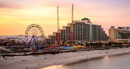 NEW Amazing Spacious Ocean View Studio in Daytona - Up 6 Guests!