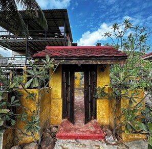 Property grounds - Large villa near the beach in Sam Roi Yot, with gym and SUP. Quiet area. (Ban Sam Roi Yot)