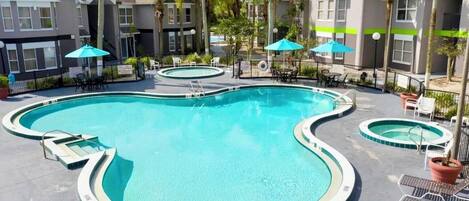 Utendørsbasseng og et oppvarmet basseng