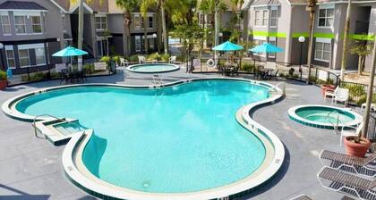 Mickey's Waterfront 1 Bedroom Villa on 1st Floor with Pool, 10 Min to Disney!