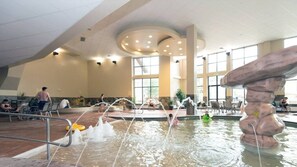 Una piscina techada, una piscina al aire libre