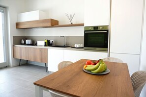 Réfrigérateur, un four, surface de cuisson, lave-vaisselle