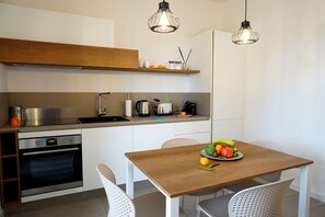 Refrigerador, horno, placa de cocina, lavavajillas