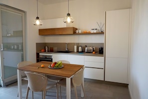 Kühlschrank, Ofen, Herdplatte, Geschirrspüler