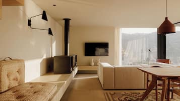 Villa Laranjal | Área de estar | Smart TV 45 polegadas com canais a cabo, DVD player, filmes recentes