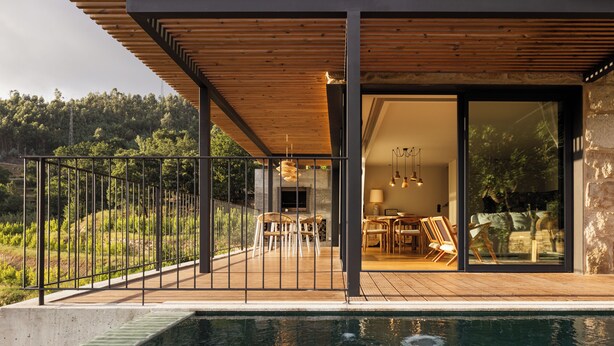 A modern house with a pool, wooden deck, and a dining area. - Dajas Douro Valley – New opening (Marco de Canaveses)