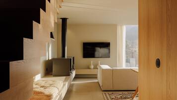 Villa Laranjal | Living area | 45-inch Smart TV with cable channels, DVD player, first-run movies