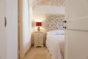 1 chambre, fer et planche à repasser, lit de bébé portatif