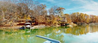 Spacious pet friendly house w/hot tub, kayaks, air hockey, deck & patio