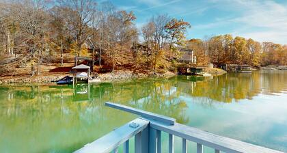 Spacious pet friendly house w/hot tub, kayaks, air hockey, deck & patio