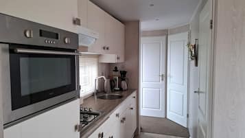 Een koelkast, een magnetron, een kookplaat, een vaatwasser