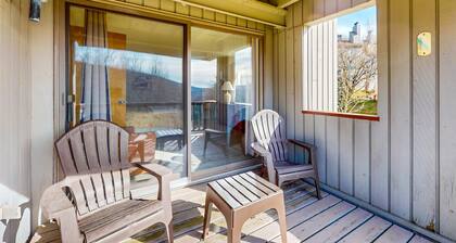 Cozy mountain condo w/ fireplace, views, hot tub, pool, sauna, gym, shuttle, w/d