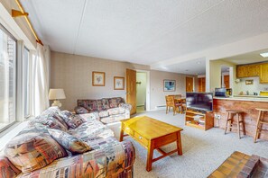 Una televisión, una chimenea, un reproductor de DVD