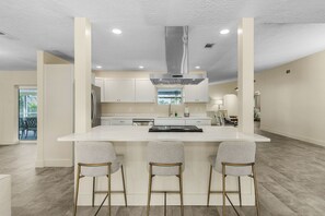 Micro-ondes, four, plaque de cuisson, lave-vaisselle