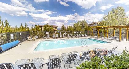 Spacious condo w/ community pool & hot tub, mountain views, centrally located