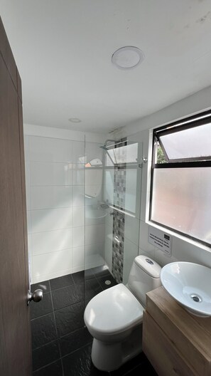 Basic Quadruple Room | Bathroom | Towels, soap, toilet paper