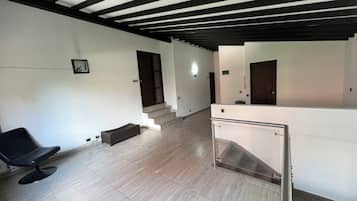 32-inch Smart TV with cable channels, heated floors