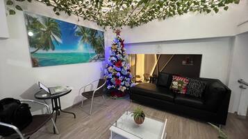 32-inch Smart TV with cable channels, heated floors