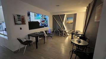 32-inch Smart TV with cable channels, heated floors