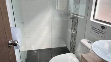 Serviettes fournies, savon, papier toilette