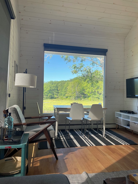 Charming Cottage W/ Loft On 3 Acres Of Secluded Marsh And 7 Minute Walk To Beach - Maine