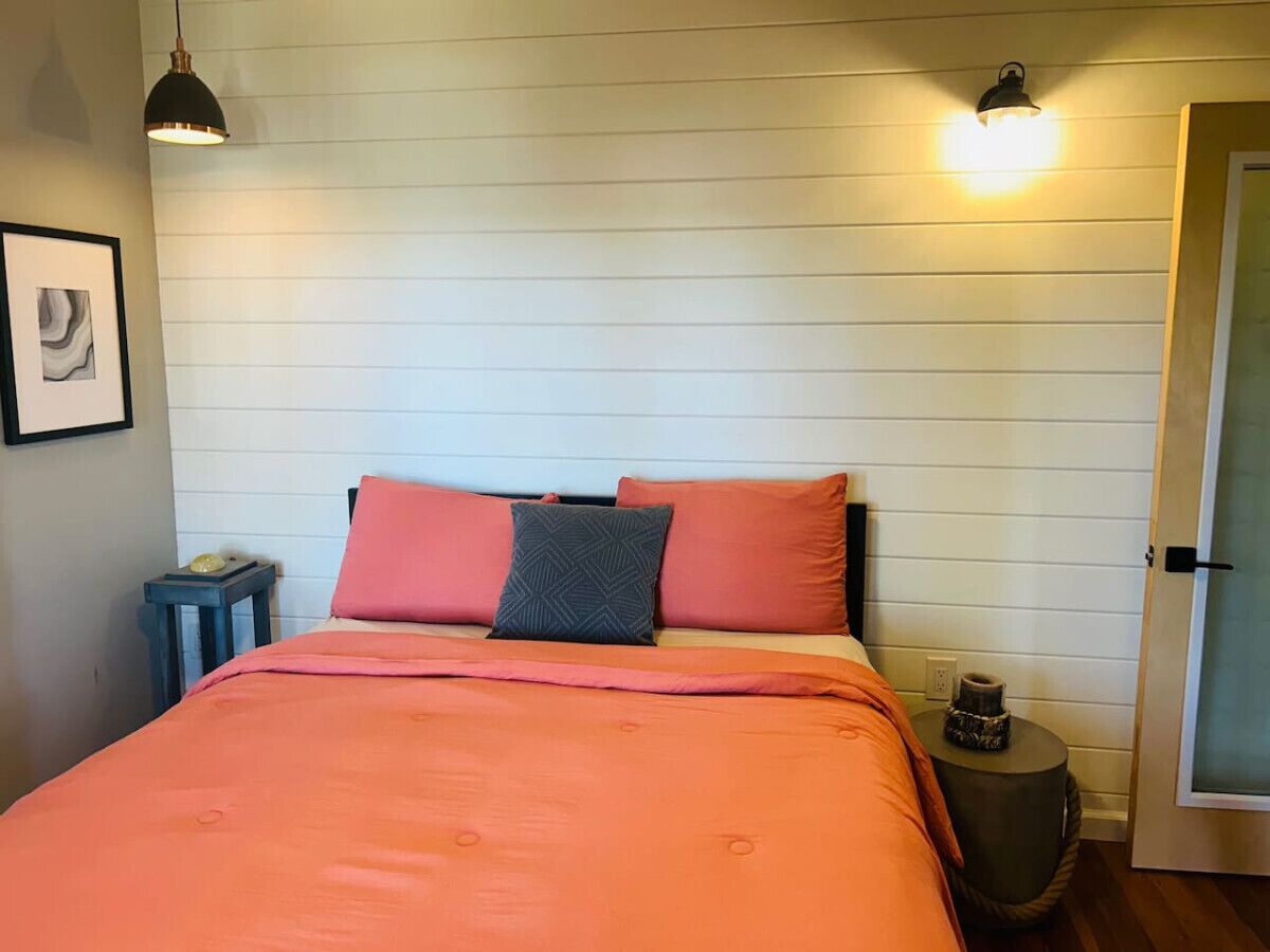 1 bedroom, desk, WiFi