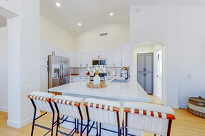 Fridge, microwave, oven, stovetop - This charming, single-level home in Chandler is the ideal spot for families (Chandler)