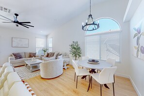 TV - This charming, single-level home in Chandler is the ideal spot for families (Chandler)