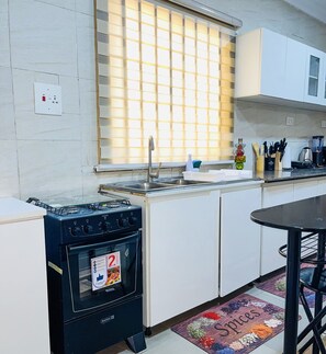 Micro-ondes, four, plaque de cuisson, serviettes en papier