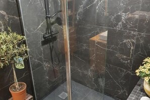 Dusche, Haartrockner, Handtücher, Toilettenpapier