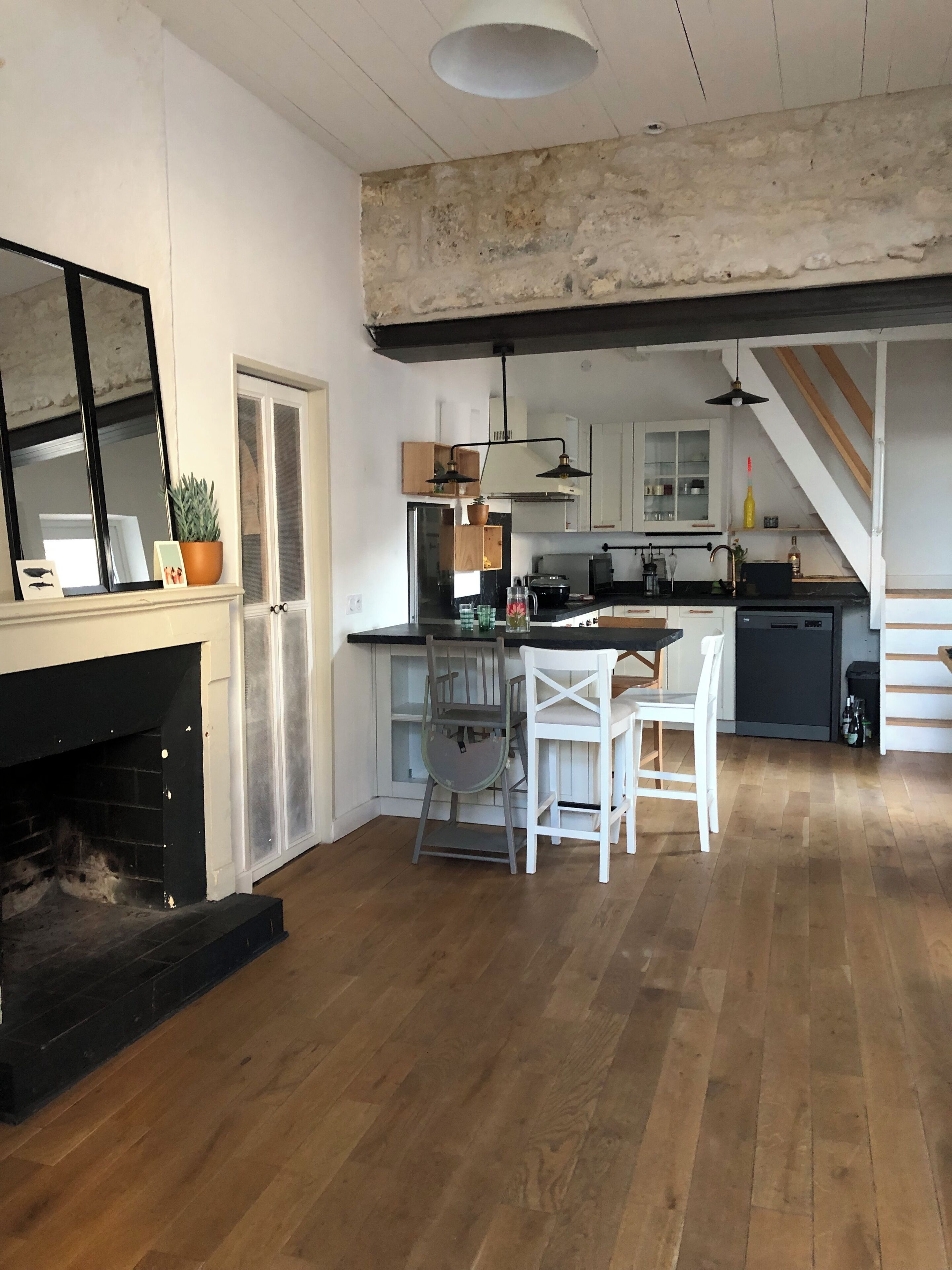 Frigorífico, placa de cocina, lavavajillas y cafetera o tetera